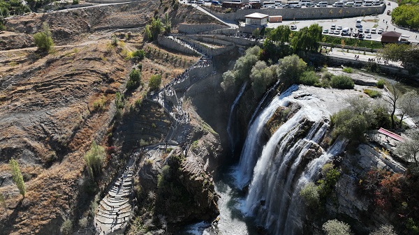Foto - Dünyanın sayılı güzelliklerinden: Tortum Şelalesi
