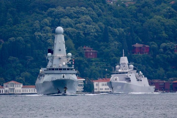 Foto - Dünyaya ‘son dakika’ olarak duyuruldu! Açıklama yaptılar… Rusya Karadeniz’de gemilere ateş açtı