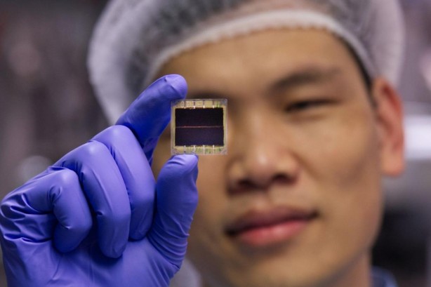 Dünyayı sallayacak buluş! Telefonları güneş paneline çeviren bir malzeme üretildi, herkes 'bu nasıl oldu' diyor