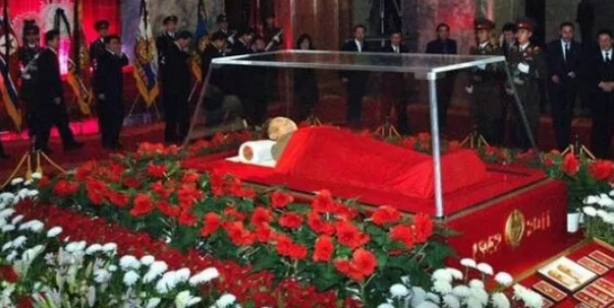 Dünyayı sallayan görüntü: Kim tabutta!