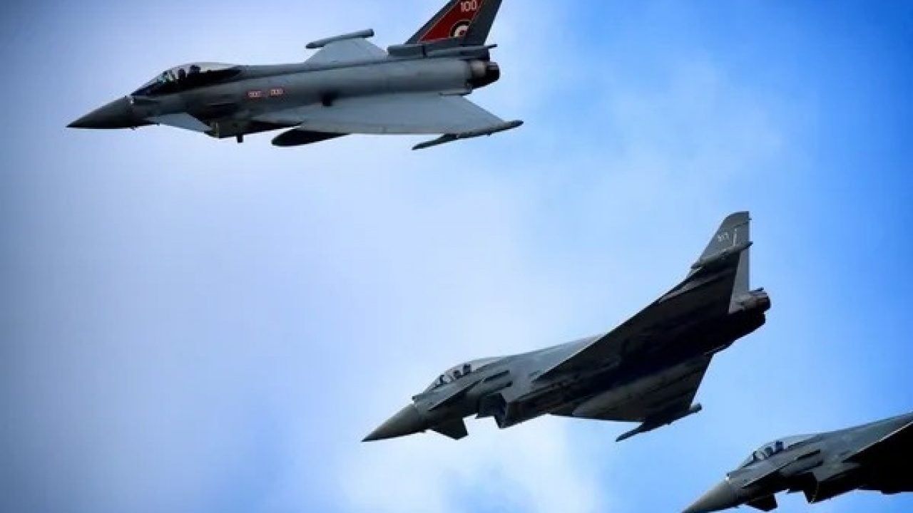 Foto - Dünyayı sarsan olay: Savaş uçaklarının dibinde belirdi! Radarda sırra kadem bastı