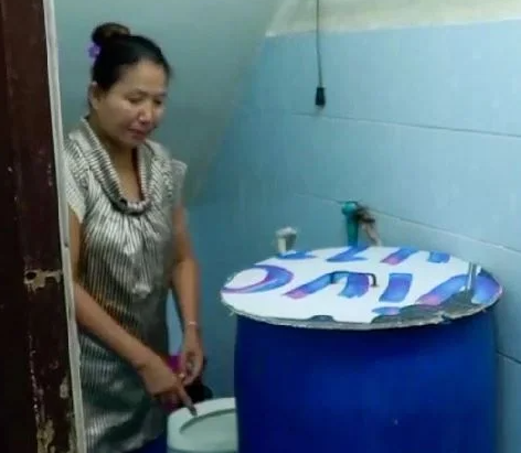 Foto - Dünyayı şaşkına çeviren olay! Tuvaleti kullandığı sırada 2 metrelik yılan…