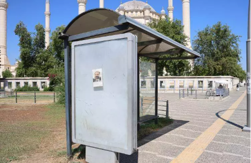 Foto - Duraklara asılan ilan Adana'yı karıştırdı