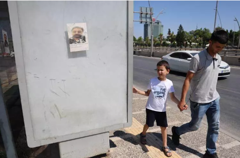 Foto - Duraklara asılan ilan Adana'yı karıştırdı