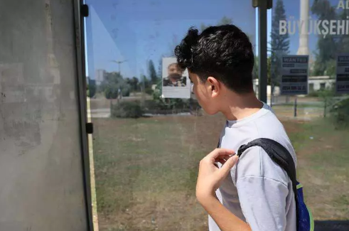 Foto - Duraklara asılan ilan Adana'yı karıştırdı
