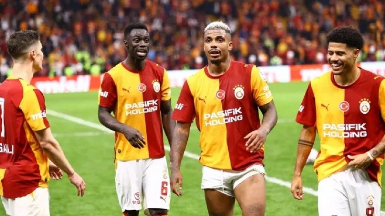 Foto - Dursun Özbek’ten futbolculara müjde! Derbinin hemen ardından duyurdu