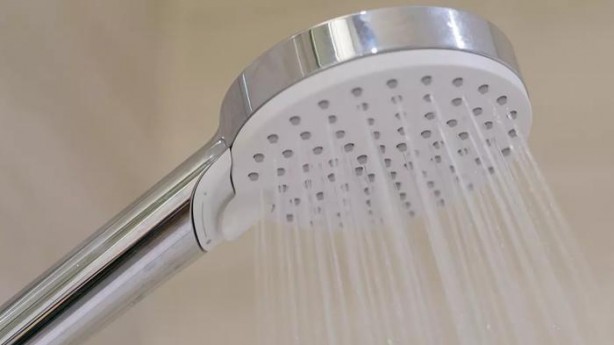 Foto - Duş başlıklarındaki kireçlenmeye pratik çözüm! Oysa temizlemek bu kadar basitmiş