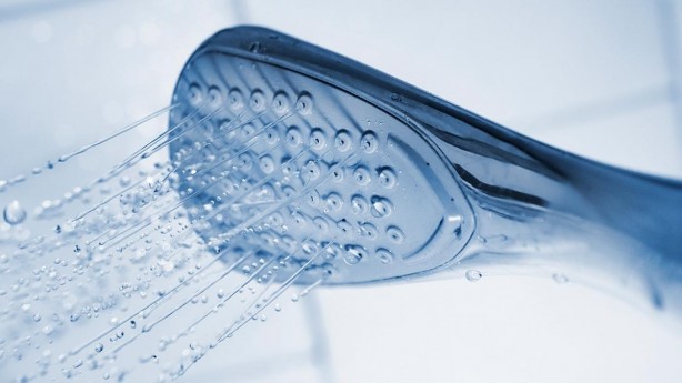 Duş başlıklarındaki kireçlenmeye pratik çözüm! Oysa temizlemek bu kadar basitmiş