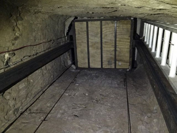 Foto - Düşen asansörde nasıl hayatta kalınır?