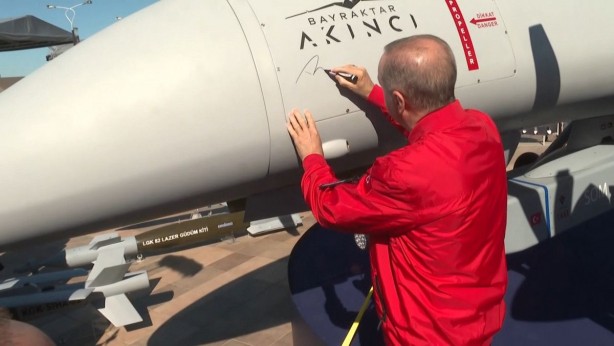 Foto - Düşman çatlatan görüntü! Cumhurbaşkanı Erdoğan ile Aliyev Akıncı SİHA'yı imzaladı