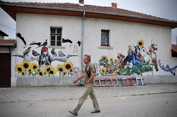 Duvarları tuvale dönüştürülen Bulgar köyü: Staro Jelezare