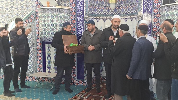 Foto - Duyan camiye koştu! Cep telefonları ile görüntülemeye çalıştılar