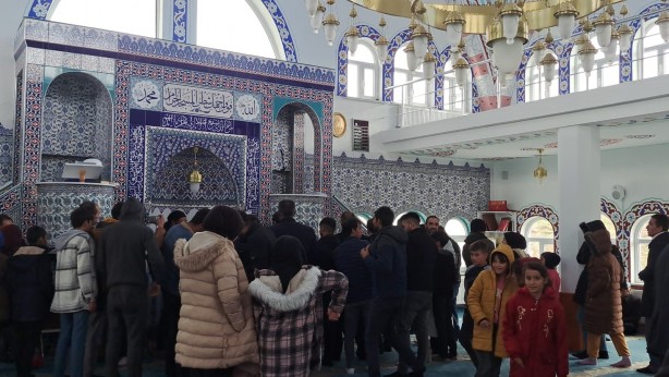 Foto - Duyan camiye koştu! Cep telefonları ile görüntülemeye çalıştılar