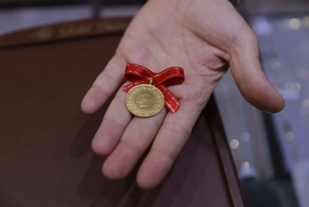 Foto - Duyan koştu, kuyruğun sonu görünmedi! Çeyrek altın 400 lira daha ucuz