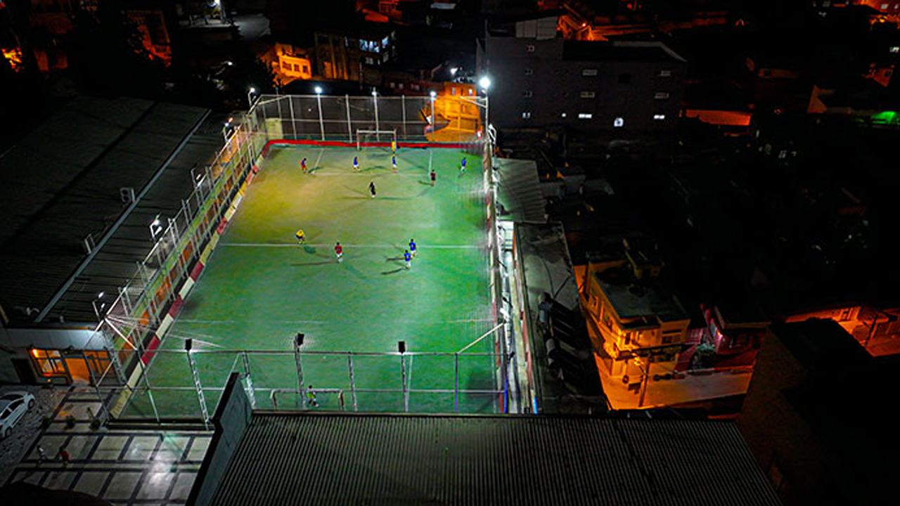 Foto - Duyan kulaklarına inanamıyor! Bu halı saha bildiğiniz halı sahalardan değil