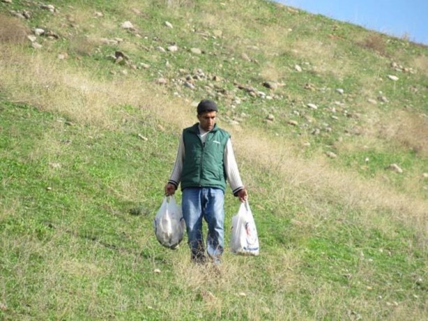 Duyan poşetleri kaptığı gibi dağa koştu!