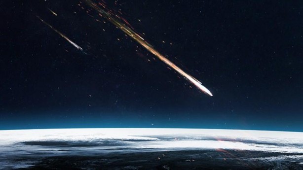 Foto - Duyanlar inanamadı... Bir kadının üzerine meteor düştü!