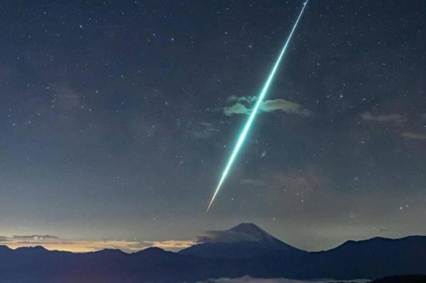Foto - Duyanlar inanamadı... Bir kadının üzerine meteor düştü!
