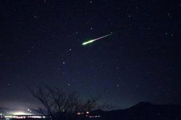 Foto - Duyanlar inanamadı... Bir kadının üzerine meteor düştü!