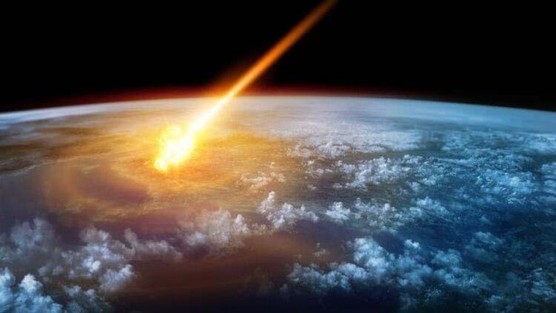 Foto - Duyanlar inanamadı... Bir kadının üzerine meteor düştü!