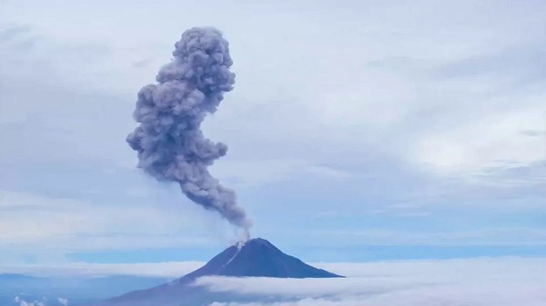 Foto - Duyanlar inanamıyor! Bu dağ her gün altın püskürüyor