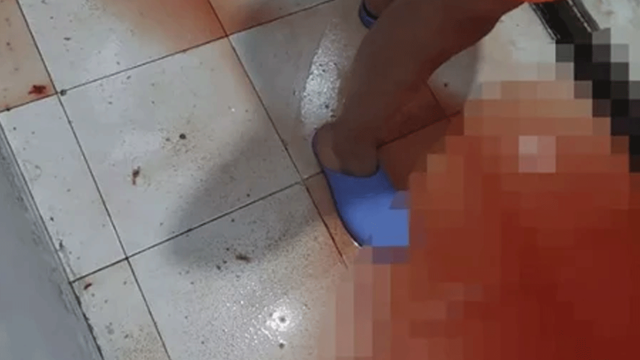 Foto - Duyanları hayrete düşüren olay! Evi bu kez su değil kan bastı