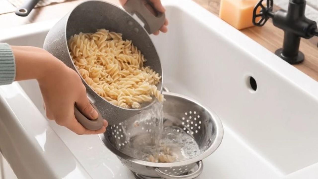 Foto - Duyduğunuzda lavaboya dökmeyeceksiniz! Makarna suyunun bilinmeyen faydası açıklandı