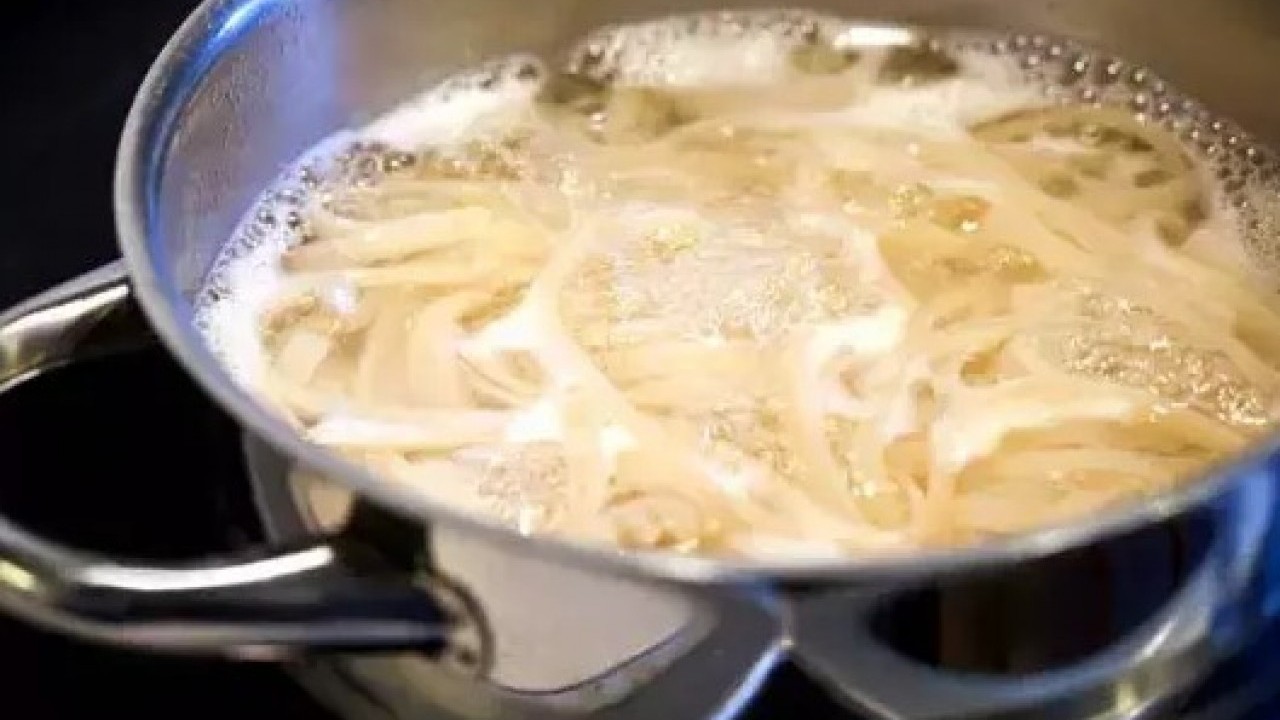 Duyduğunuzda lavaboya dökmeyeceksiniz! Makarna suyunun bilinmeyen faydası açıklandı