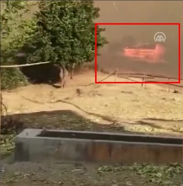 Foto - Duygulandıran anlar böyle görüntülendi! Bayrağı alevlere teslim etmediler