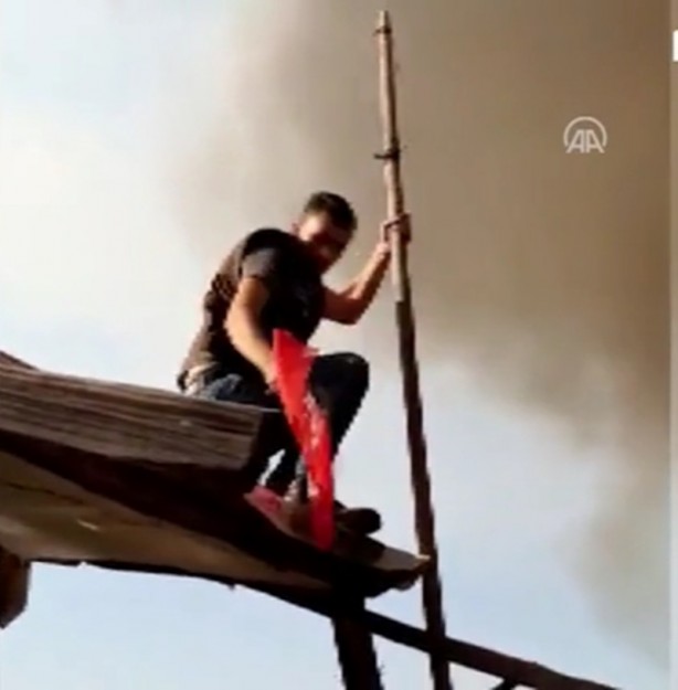 Foto - Duygulandıran anlar böyle görüntülendi! Bayrağı alevlere teslim etmediler