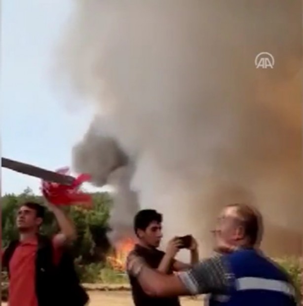 Foto - Duygulandıran anlar böyle görüntülendi! Bayrağı alevlere teslim etmediler