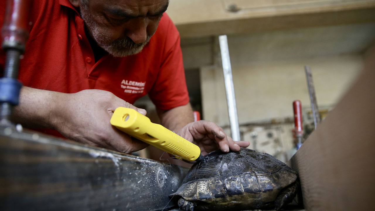 Foto - Duygulandıran anlar yaşandı! Ahşap ustasının ellerinde hayata tutundu
