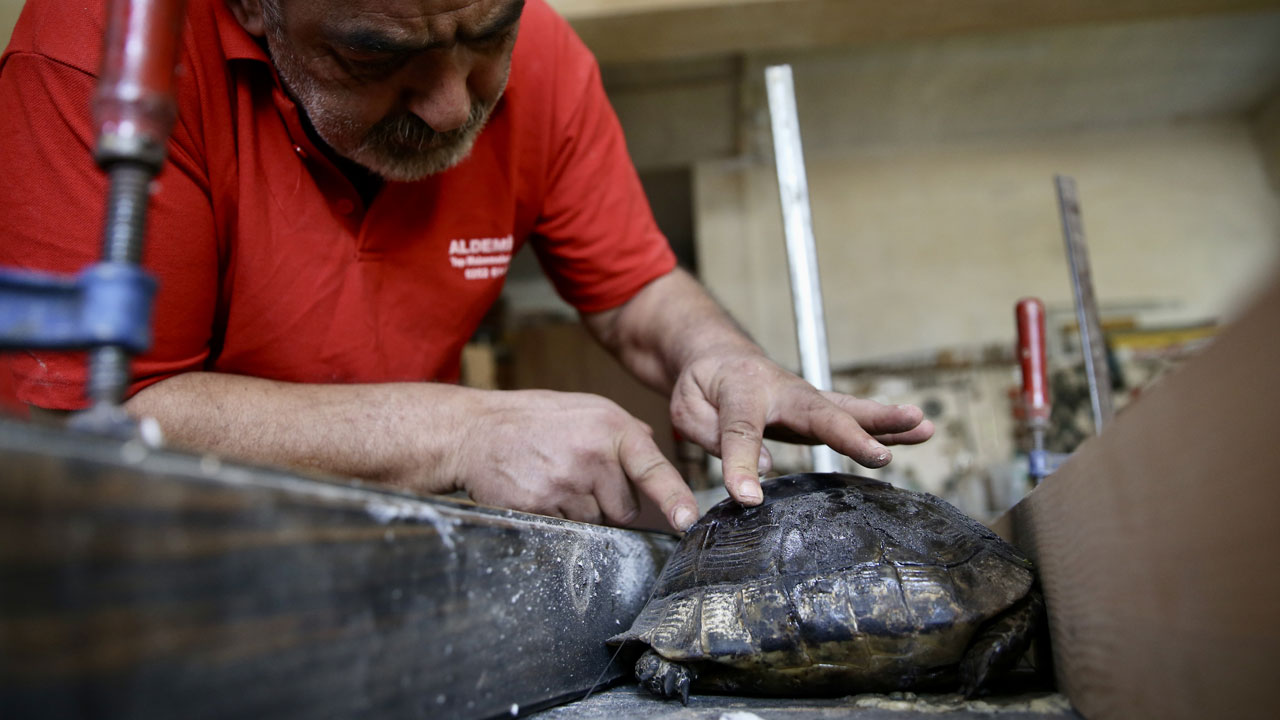Foto - Duygulandıran anlar yaşandı! Ahşap ustasının ellerinde hayata tutundu