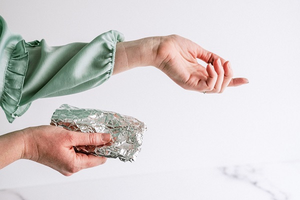 Foto - Duyunca çok şaşıracaksınız! Ayaklara alüminyum folyo koyduğunuzda bakın ne oluyor