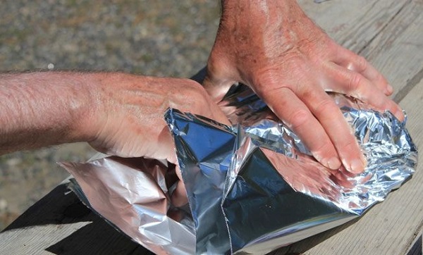 Foto - Duyunca çok şaşıracaksınız! Ayaklara alüminyum folyo koyduğunuzda bakın ne oluyor