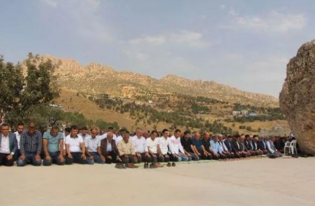 Foto - Duyunca çok şaşıracaksınız! Her sene mezarlıkta toplanıp… 