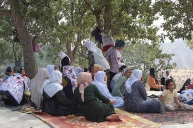 Foto - Duyunca çok şaşıracaksınız! Her sene mezarlıkta toplanıp… 