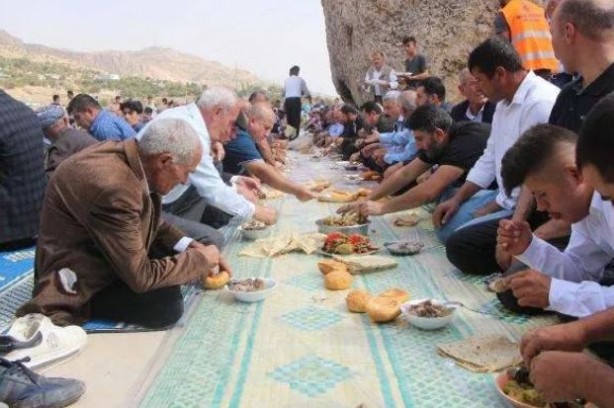 Foto - Duyunca çok şaşıracaksınız! Her sene mezarlıkta toplanıp… 