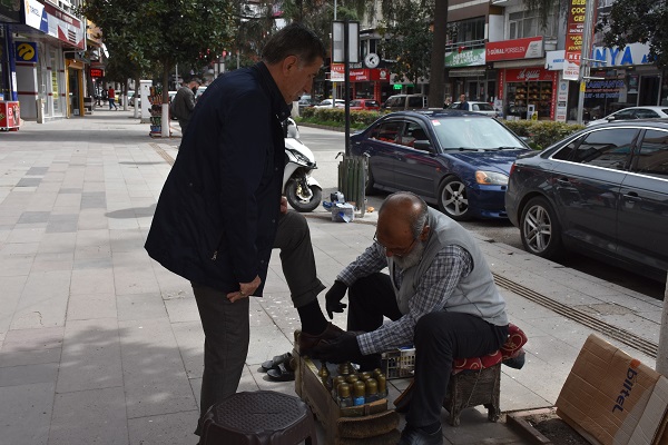 Foto - Duyunca şaşırmamak elde değil | Bunların hepsini ayakkabı boyayarak yapmış