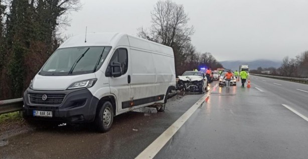 Foto - Düzce TEM otoyolunda iki araç çarpıştı