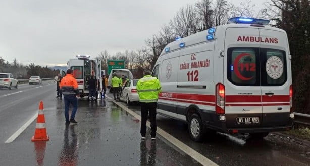 Düzce TEM otoyolunda iki araç çarpıştı