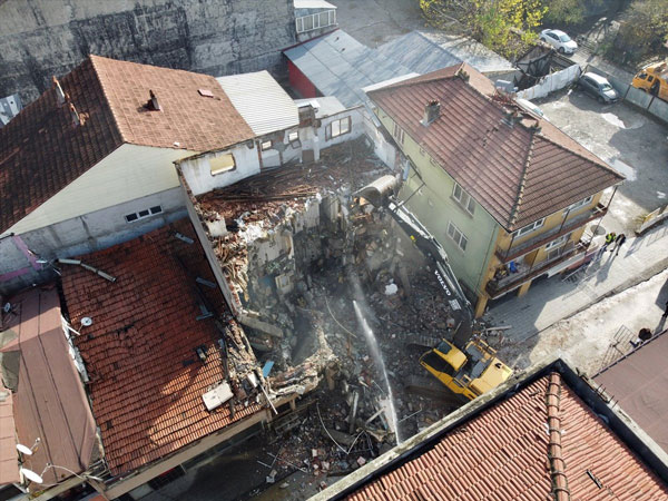 Foto - Düzce'de ağır hasarlı binaların yıkımı başladı