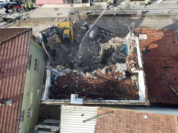 Foto - Düzce'de ağır hasarlı binaların yıkımı başladı