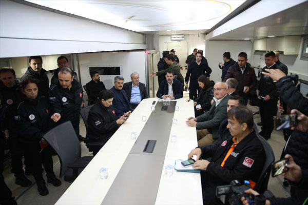 Foto - Düzce'de ağır hasarlı binaların yıkımı başladı