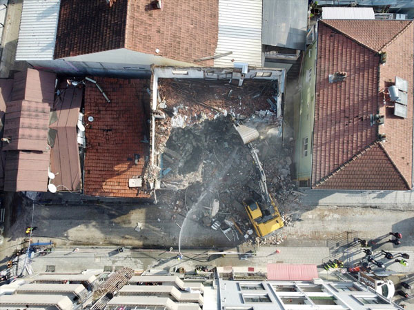 Foto - Düzce'de ağır hasarlı binaların yıkımı başladı