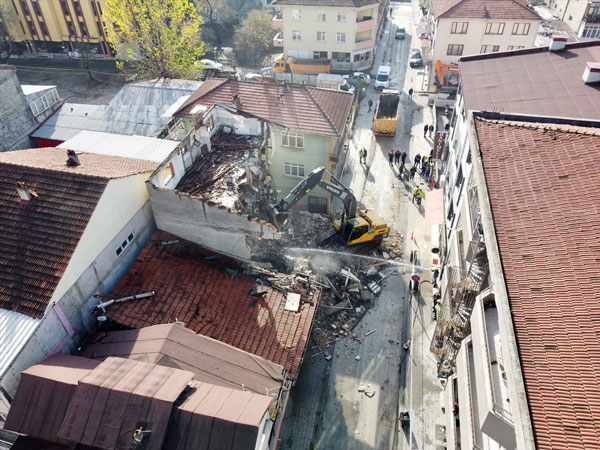 Foto - Düzce'de ağır hasarlı binaların yıkımı başladı