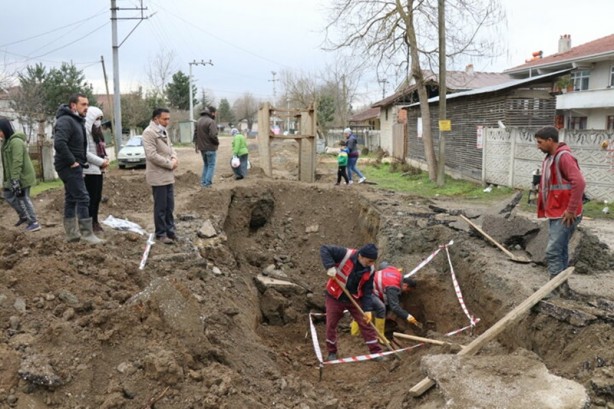 Foto - Düzce'de altyapı çalışması sırasında bulundu! Ekipler hemen incelemeye aldı