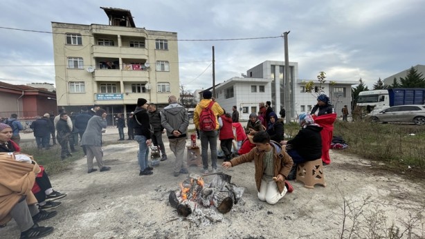 Foto - Düzce'de binalarında hasar oluşan vatandaşlar depremi anlattı: Çok şükür canımızı kurtardık ama...