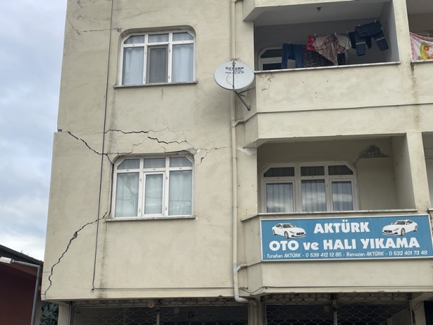 Foto - Düzce'de binalarında hasar oluşan vatandaşlar depremi anlattı: Çok şükür canımızı kurtardık ama...
