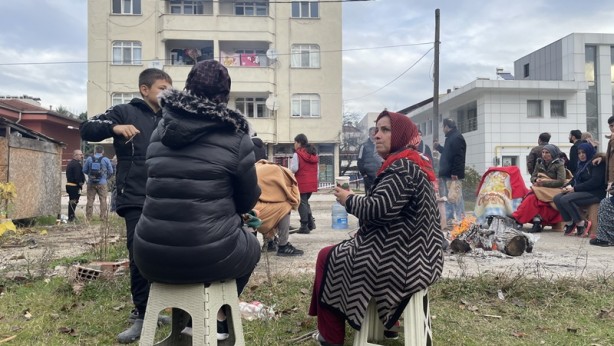 Foto - Düzce'de binalarında hasar oluşan vatandaşlar depremi anlattı: Çok şükür canımızı kurtardık ama...